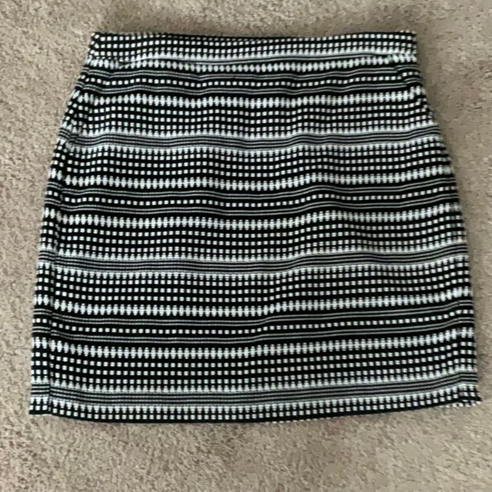 Banana Republic Women’s Size 6 Black and white tweed stripe skirt, Great Cond.